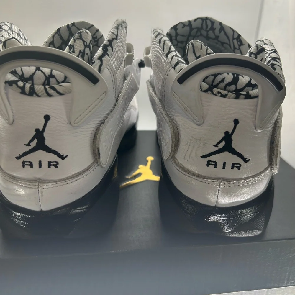 Jordan 6 Rings 7Y White and‎ Black  Metalic Gold Sneakers